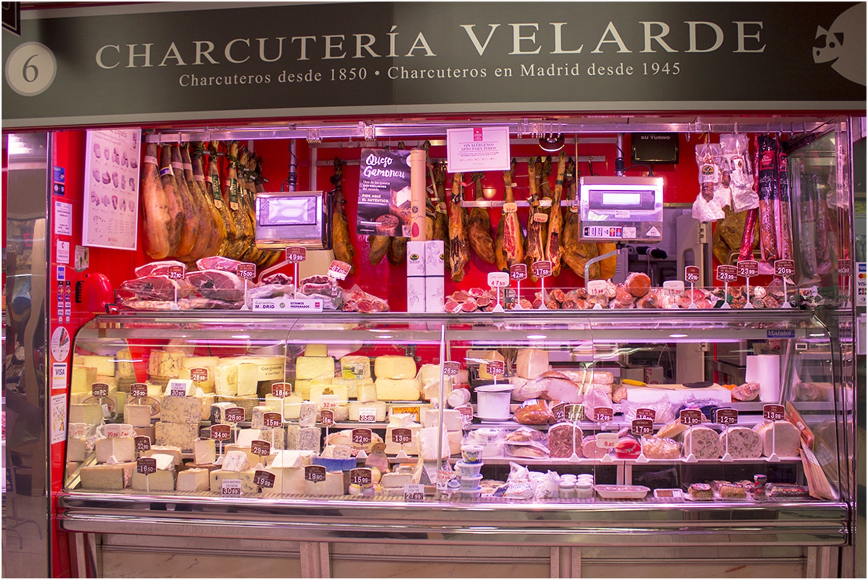 Mostrador de Charcutería Velarde con jamones, quesos y especialidades