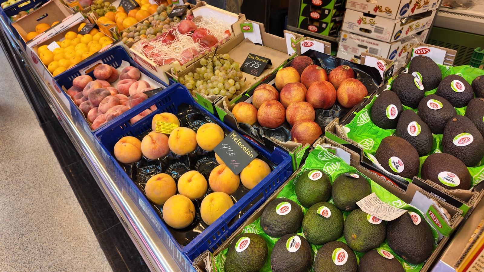 Aguacates, melocotones, nectarinas y uvas en el mostrador de Lucero’s