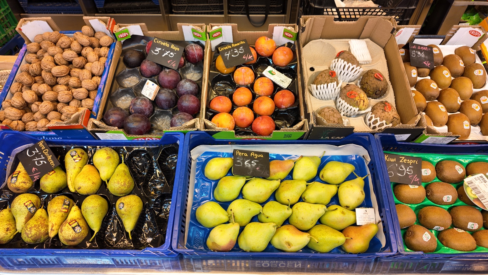 Peras, ciruelas, kiwis, chirimoyas y nueces en Lucero’s