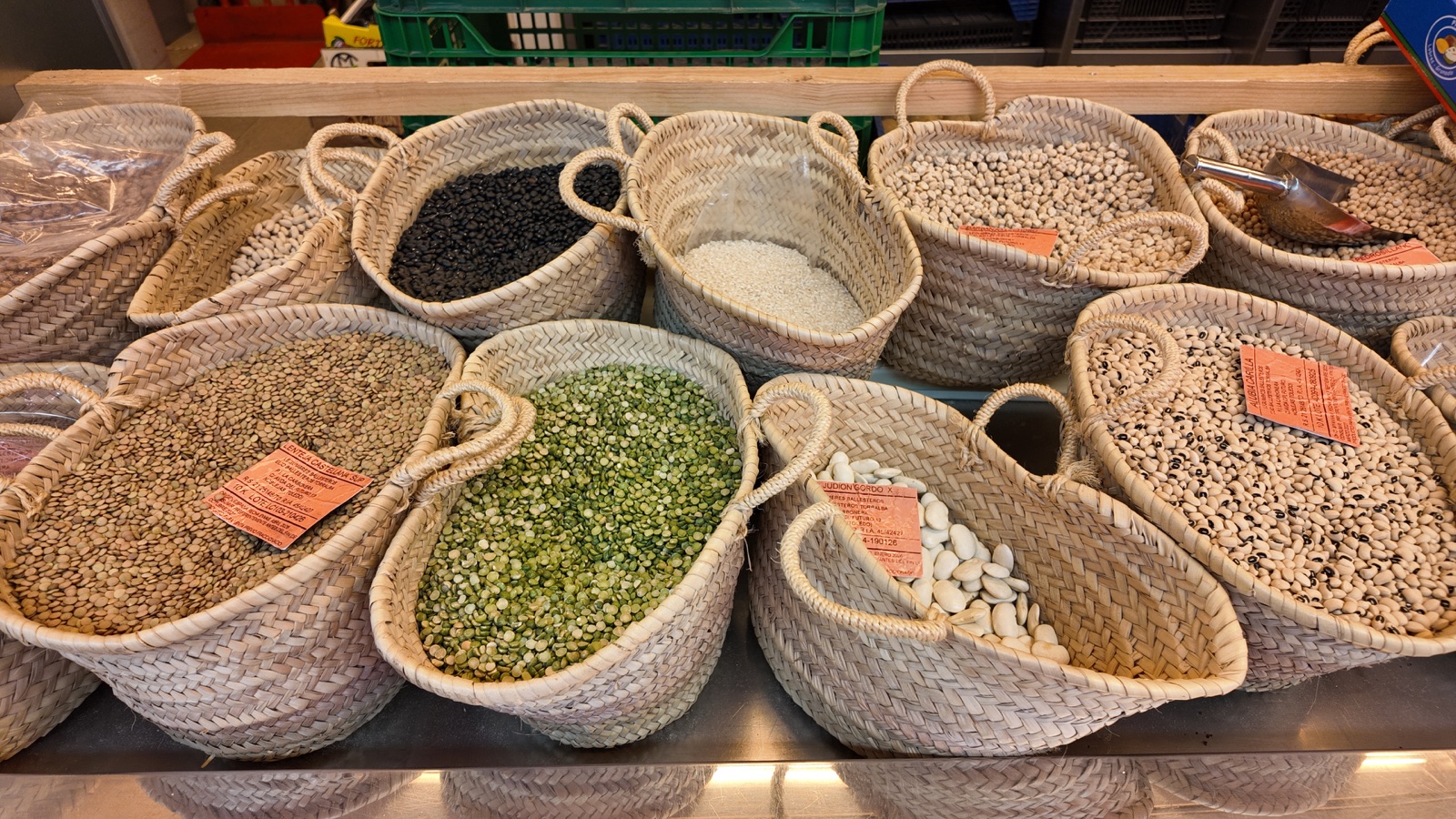 Cestas de lentejas, judías, garbanzos y otras legumbres a granel en Frutería Lucero’s