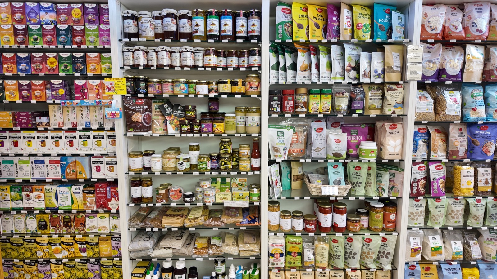 Estanterías de alimentación ecológica e infusiones en Herbolarios Doemi
