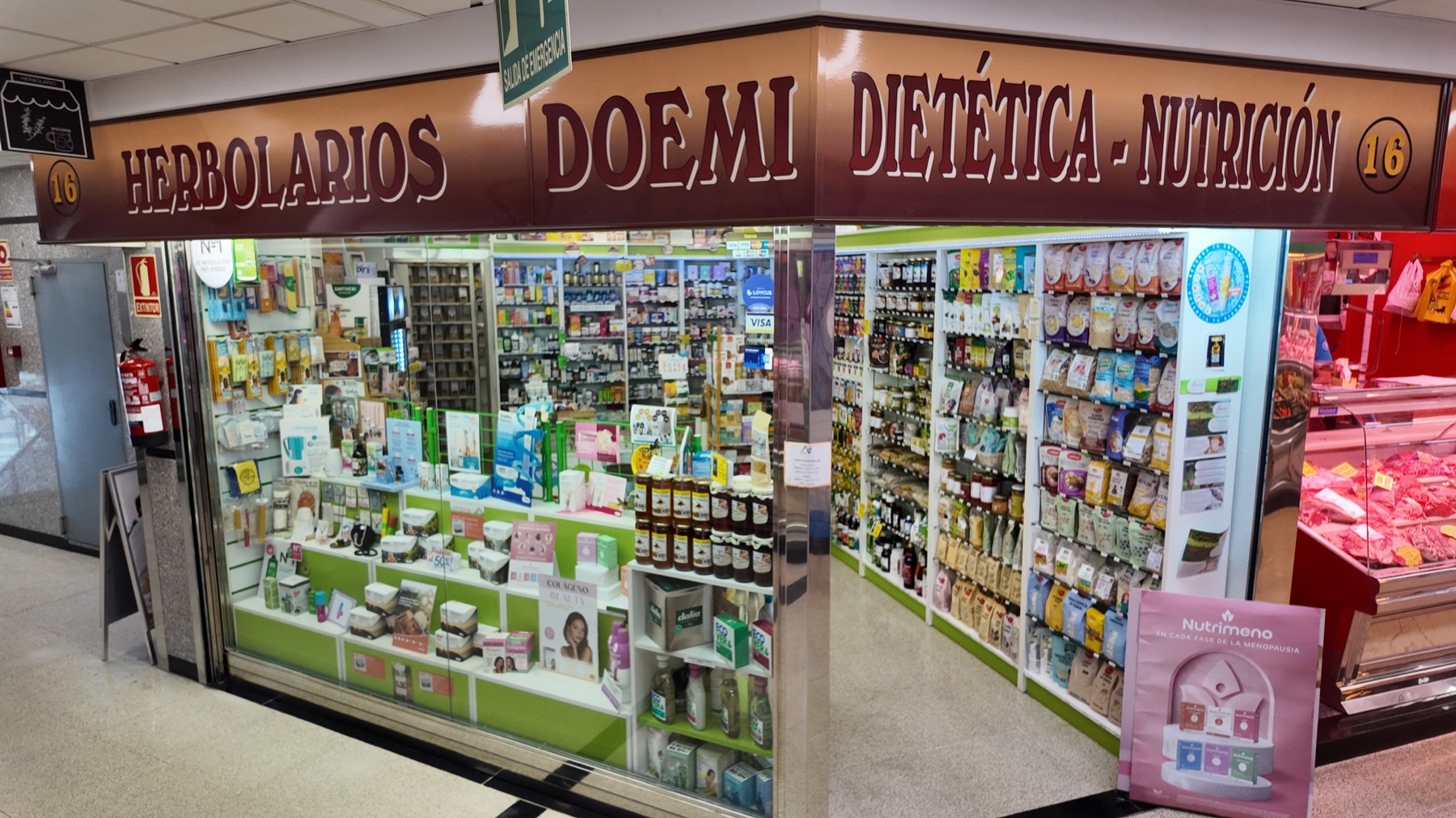 Fachada completa de Herbolarios Doemi, puesto 16 del Mercado de Argüelles