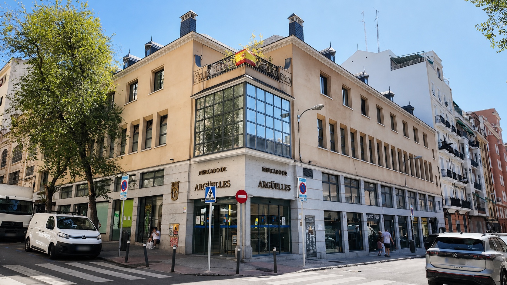 Fachada del Mercado de Argüelles en la esquina de las calles Altamirano y Tutor
